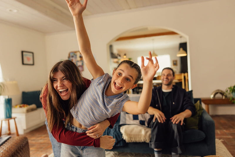 Familie spielt mit Nex Playground