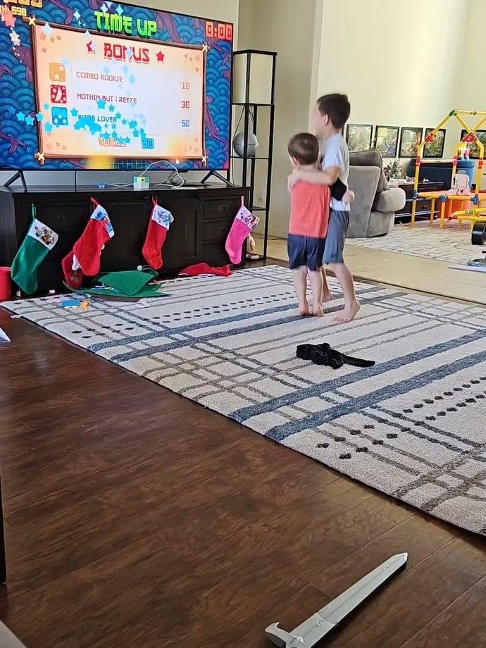 Familie spielt mit Nex Playground