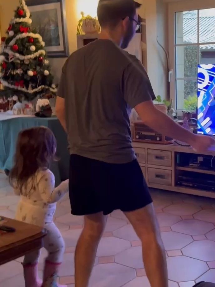 Familie spielt mit Nex Playground